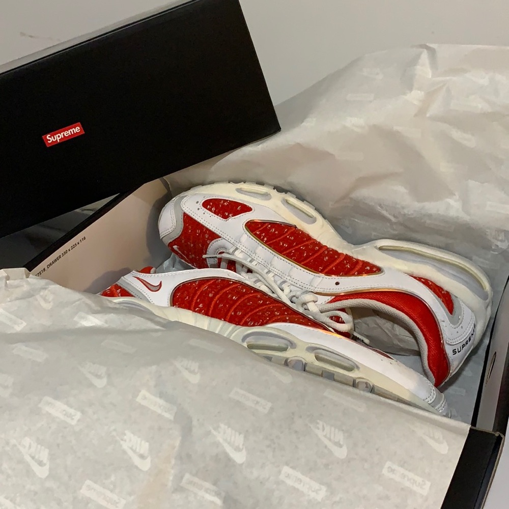 Supreme x Nike Air Max Tailwind IV Red White - Picture 13 of 16